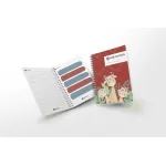 Notebook spiral anak MK Notes terbuka, memperlihatkan halaman catatan dan stiker warna-warni dengan desain jerapah lucu di cover merah maroon.