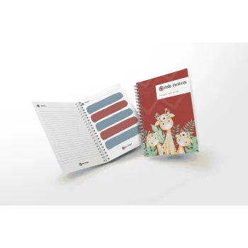 Notebook spiral anak MK Notes terbuka, memperlihatkan halaman catatan dan stiker warna-warni dengan desain jerapah lucu di cover merah maroon.