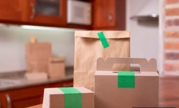 Paper bag dan kotak kemasan produk coklat polos dengan label hijau untuk takeaway