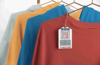 Home 28 sebuah baju memiliki 4 warna terdapat sebuah hangtag untuk branding produk