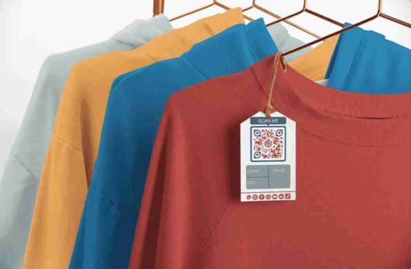 sebuah baju memiliki 4 warna terdapat sebuah hangtag untuk branding produk