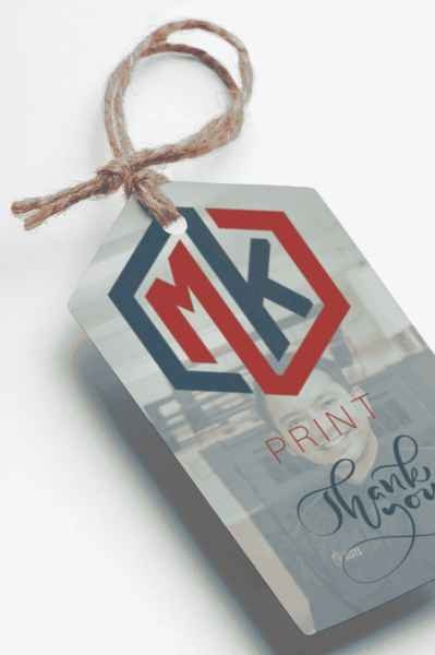 Apa Itu Hangtag dan Mengapa Hangtag Penting untuk Branding Produk? 1 sebuah contoh hangtag atau label gantung